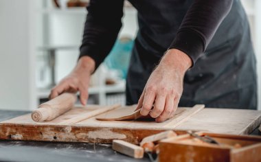 Kil üzerinde merdane kullanan adam
