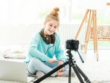 Mutlu genç kız video bloğu çekiyor