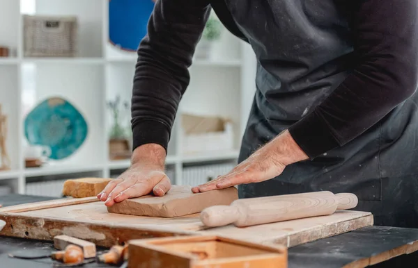 Człowiek tworząc pleśń z gliny ceramiki — Zdjęcie stockowe