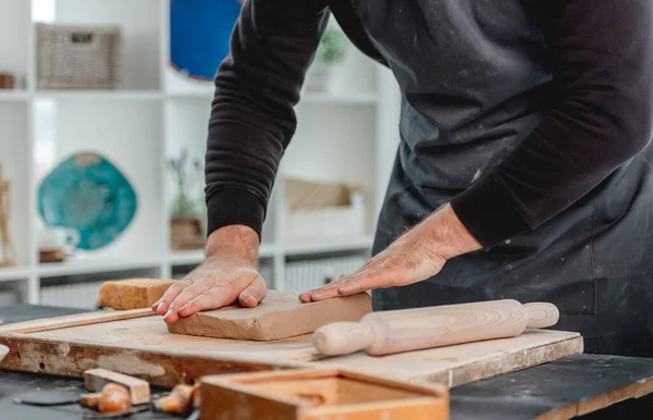 Människan bildar form från keramik lera — Stockfoto