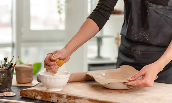 Kvinna med våt svamp för plattbildning — Stockfoto