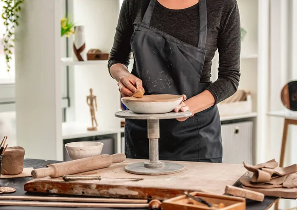 Mujer formando placa en la rueda de cerámica —  Fotos de Stock