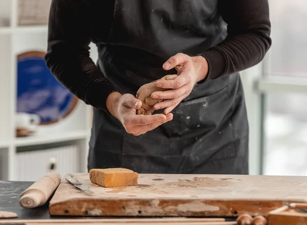 工房で土を成形する男性陶芸家 — ストック写真
