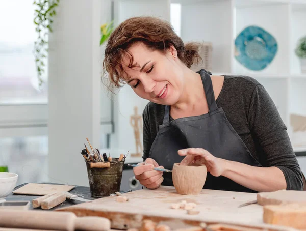 ワークショップで働く笑顔の女性陶芸家 — ストック写真