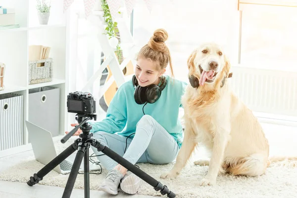 Linda chica adolescente con perro blogging —  Fotos de Stock