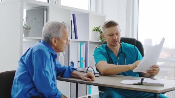 Artsen die medische aanbevelingen geven aan patiënten — Stockvideo