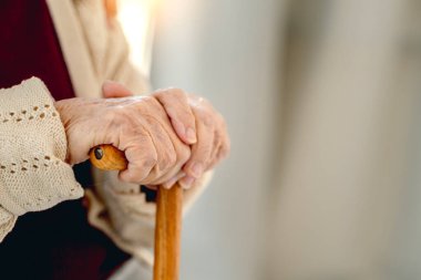 Yaşlı bir kadının elinde kamış