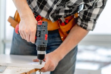 Mobilya imalatı sırasında çalışan adam