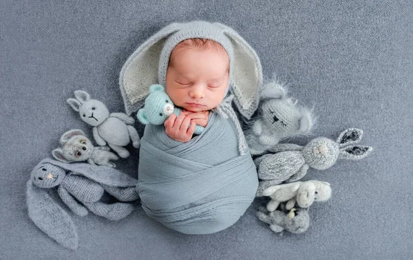 Niño recién nacido durmiendo — Foto de Stock