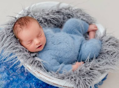 Yeni doğmuş erkek bebek uyuyor.