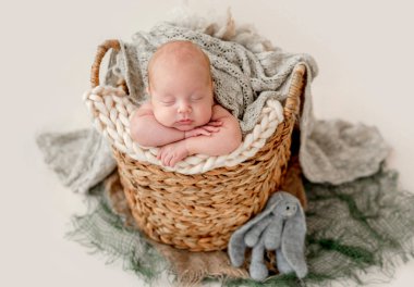 Yeni doğan erkek bebek stüdyo fotoshop