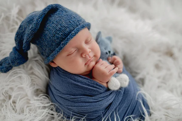 Pasgeboren baby jongen studio fotoshoot — Stockfoto