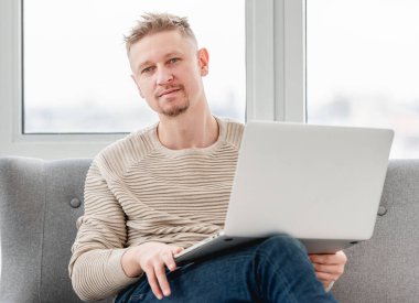 Evde çalışan serbest çalışan bir adam.