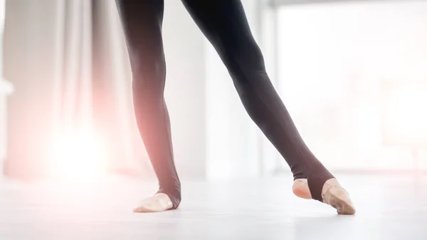 Ballerina benen in dansstudio — Stockfoto