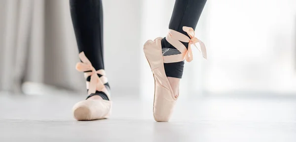 Ballerina benen in puntschoenen — Stockfoto