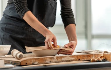 Tabak oluşumu için ıslak sünger kullanan kadın