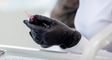 Usta kalıcı makyaj için aletler hazırlar