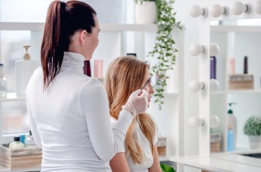 Kalıcı makyaj ustası ile istemci