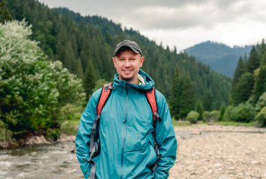 Dağda duran genç bir turist