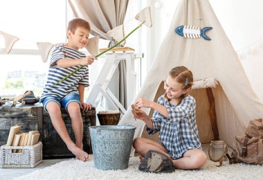 Çocuklar oltayla balık tutuyor.