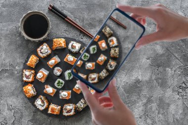 Suşi yuvarlak bir tahtada.