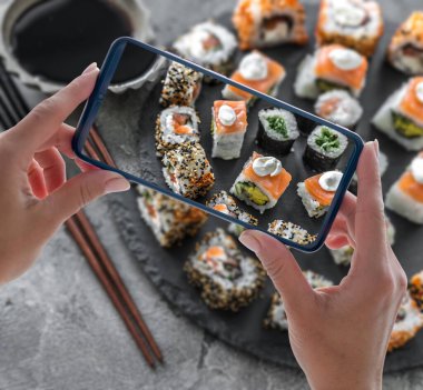 Suşi yuvarlak bir tahtada.