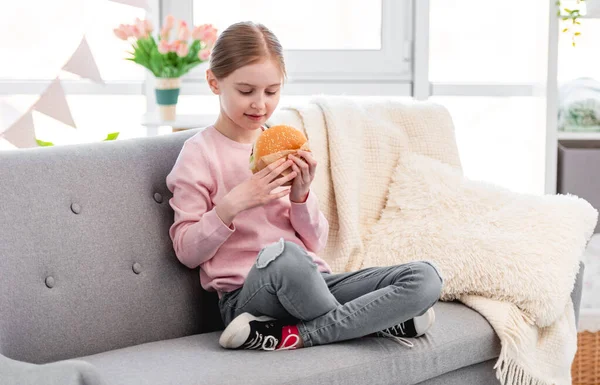 Hamburgerli küçük kız