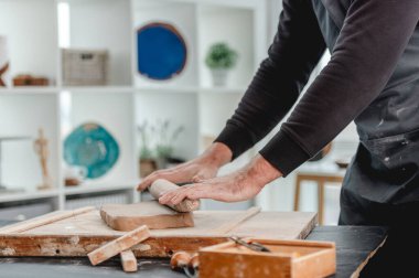 Çömlek çamurundan küf oluşturan adam.