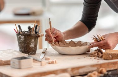 Modelleme aracı kullanan kadın çömlekçi