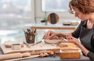 Tabak tasarımı üzerinde çalışan kadın