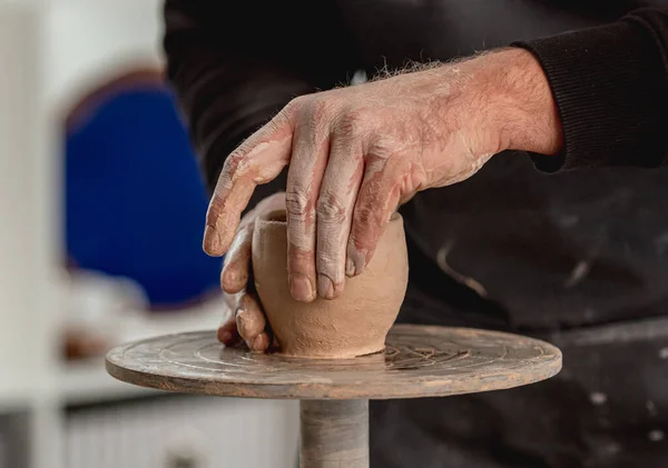 Hombre trabajando en rueda de cerámica con arcilla —  Fotos de Stock