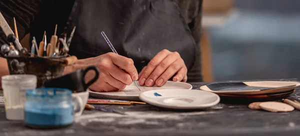 Woman decorating plate with handmade pattern — Stock Photo, Image