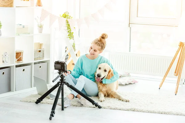 Hermosa chica abrazando lindo perro — Foto de Stock