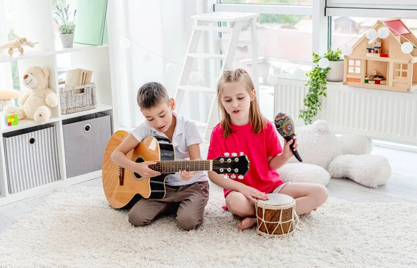 Mosolygó gyerekek dobolnak és gitároznak — Stock Fotó