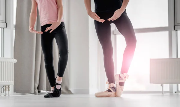 Ноги балерини під час танцювального класу — стокове фото
