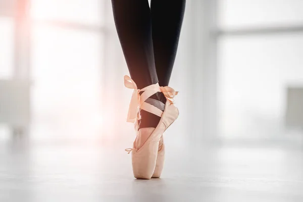 Balerina lábak pointe cipőben — Stock Fotó
