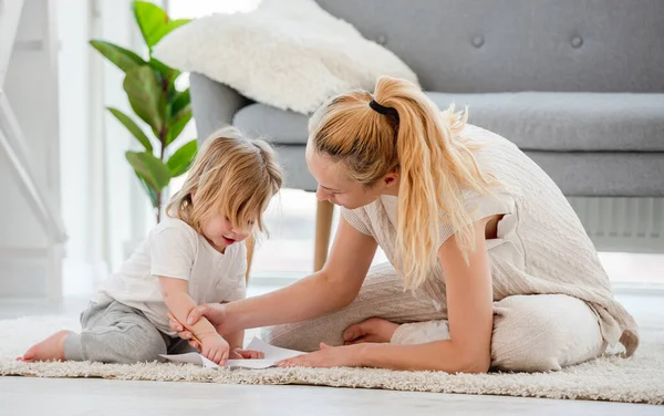 Madre dibujo con hijo — Foto de Stock