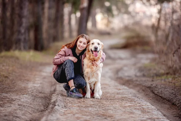 Ormanda Golden Retriever köpeği olan bir kız — Stok fotoğraf