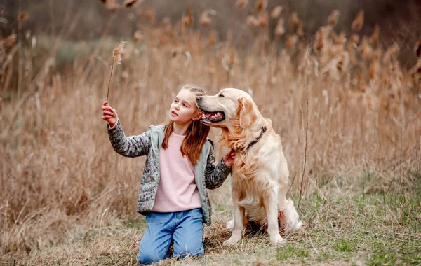 Menina com cão golden retriever fora — Fotografia de Stock