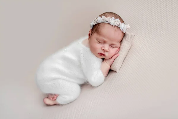Recém-nascido em terno branco e diadema — Fotografia de Stock