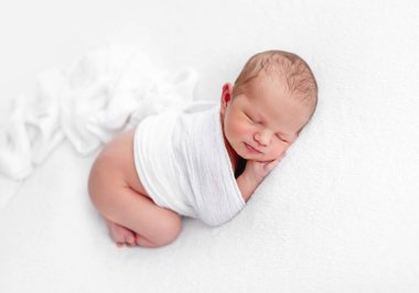 Yeni doğan çocuk uyuyor.