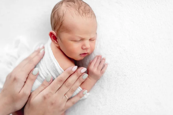 新生児と母親の手 — ストック写真