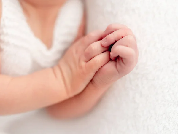 Hände von Neugeborenen — Stockfoto