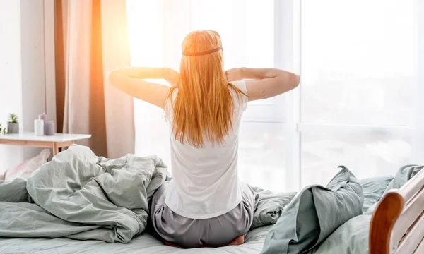 Menina na cama de manhã — Fotografia de Stock