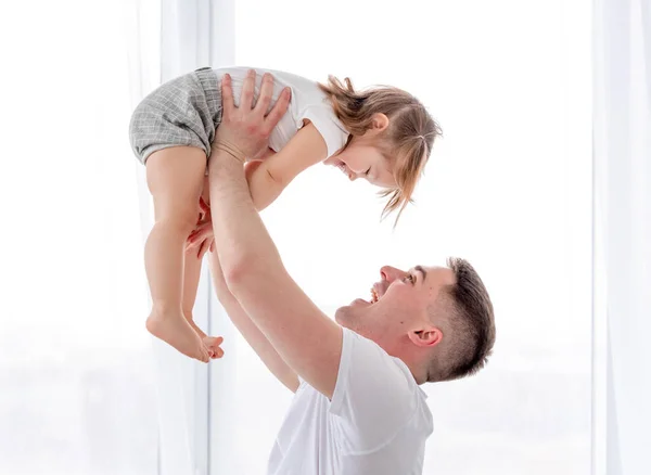 Padre con figlia nel letto — Foto Stock