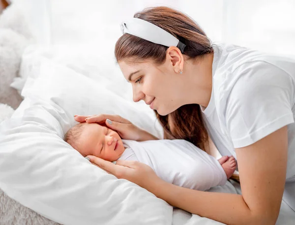 Mãe com bebê recém-nascido — Fotografia de Stock