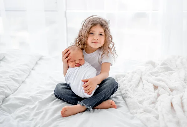Újszülött baba és nővér — Stock Fotó