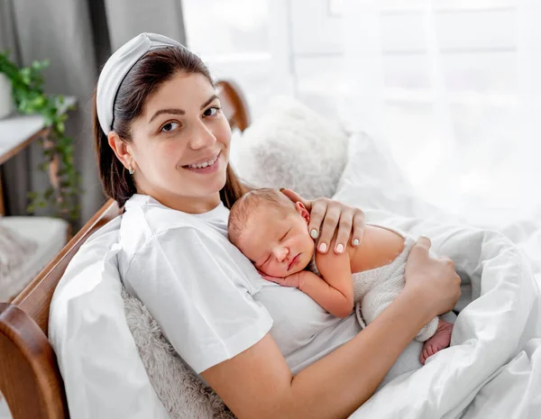 Moeder met pasgeboren baby — Stockfoto