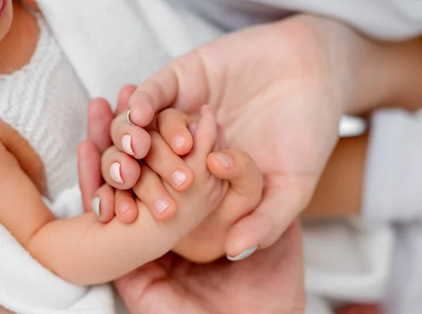 Mãe e recém-nascido mãos do bebê — Fotografia de Stock