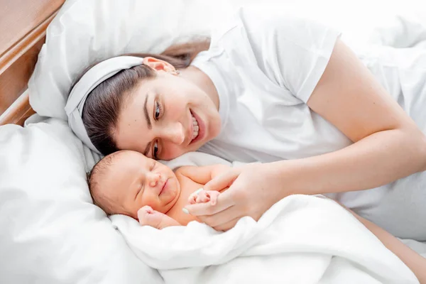 Madre con bebé recién nacido — Foto de Stock